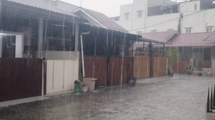 Air Hujan Bikin Sakit, Mitos atau Fakta?