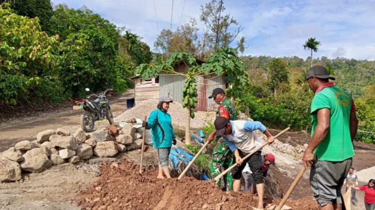 Babinsa dan Warga Tigalingga Gotong Royong Bersihkan Lahan Strategis