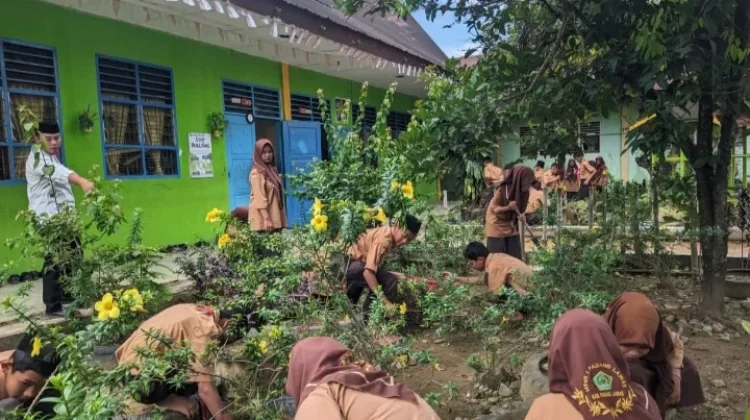 Ekoteologi dalam Aksi, MTsN 1 Palas Wujudkan Iman melalui Gotong Royong Ramadan