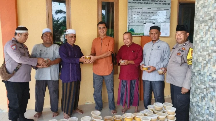Polres Tanjungbalai Bagikan Paket Takjil ke Masjid