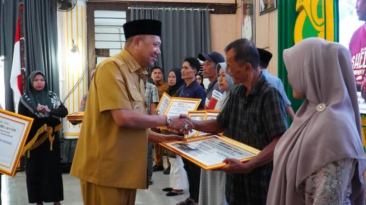 Bupati Langkat Salurkan Bantuan Stimulan Tahap II, Pastikan tidak ada pemotongan