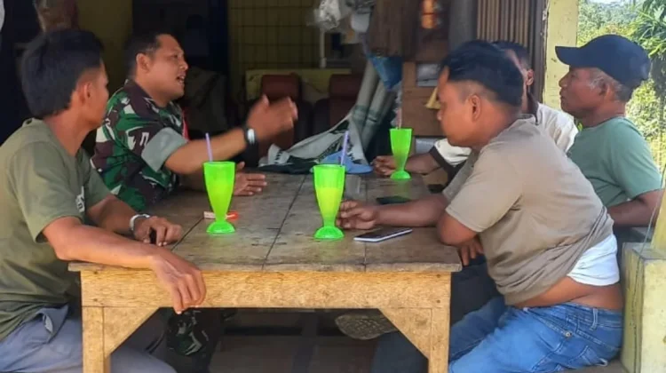 Babinsa 03/Parongil Sambangi Warga yang Nongkrong di Warung Jaka Sihotang