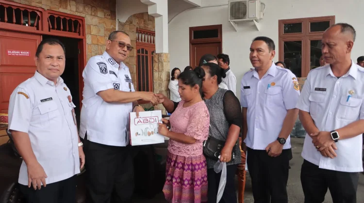 Pemkab Dairi Beri Bantuan 58 Lansia dan Disabilitas
