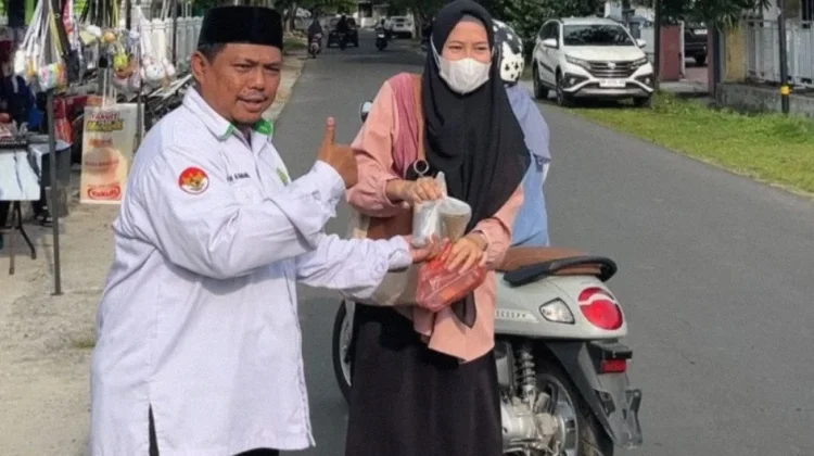 KUA Sei Kepayang Berpartisipasi Bagikan Takjil