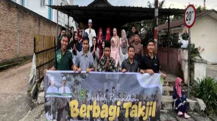 Tebar Berkah Ramadan, MAN Dairi Bagikan Takjil di Jalan Lintas Kota Sidikalang