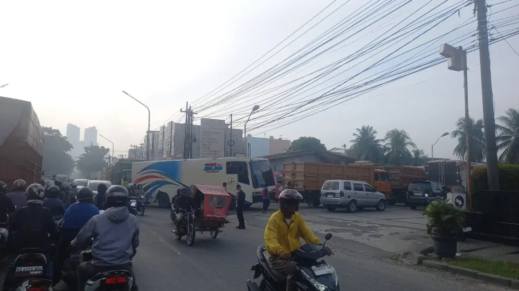 Panic Buying BBM Picu Antrean Panjang di SPBU di tengah Kekhawatiran Perang