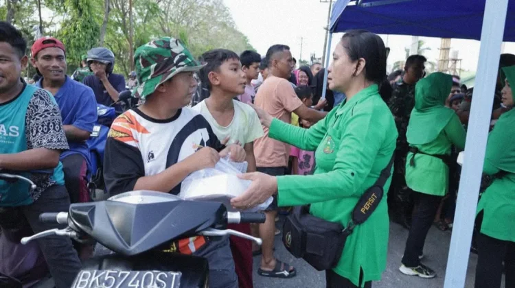 Kodim 0208 Asahan Bersama Persit Berbagi Takjil
