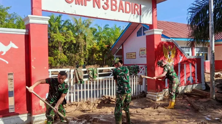 Tuntaskan Pembersihan SMP Negeri 3 Badiri Pascabanjir Susulan