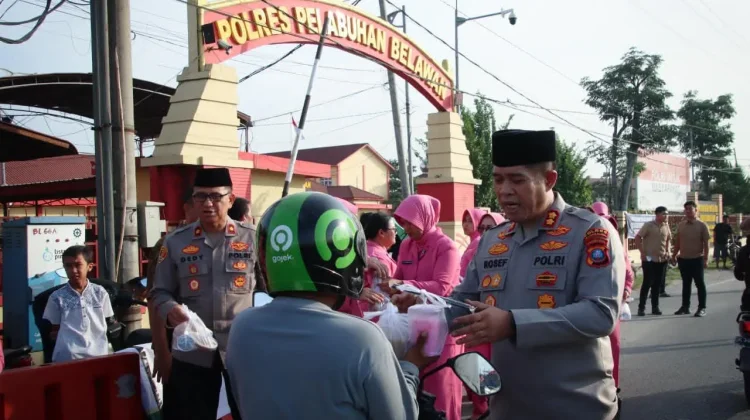 Berkah Ramadhan, Polres Pelabuhan Belawan Berbagi Takjil untuk Warga
