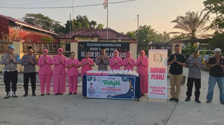 Polsek dan Bhayangkari STR Berbagi Takjil