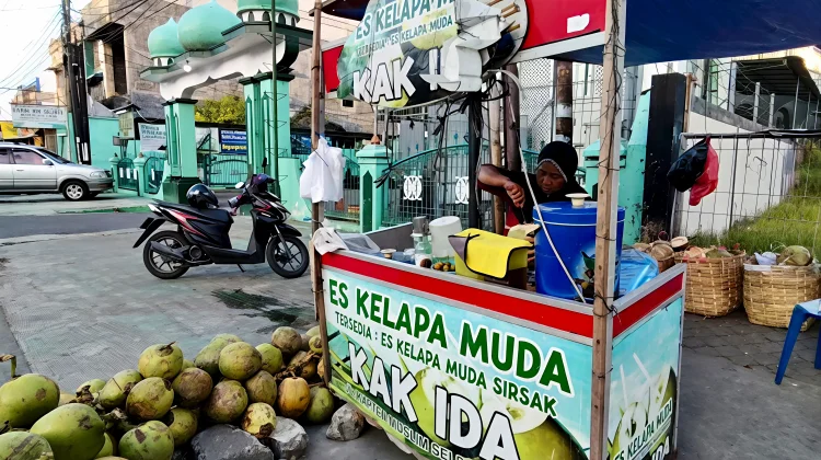 Segarnya Es Kelapa Muda, Pilihan Warga untuk Berbuka Puasa
