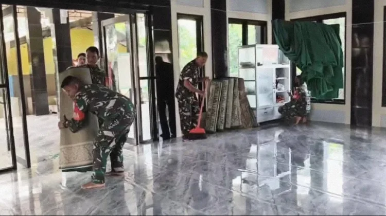 Koramil Air Joman Bersihkan Masjid Semarakan Ramadan