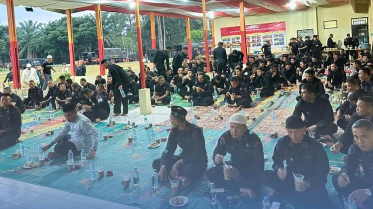 Dansat Brimob Polda Sumut Pimpin Buka Puasa Bersama Personel Batalyon C