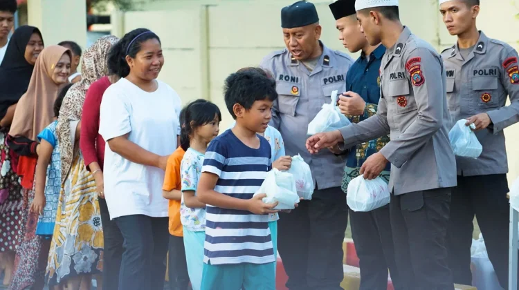 Brimob Polda Sumut Berbagi Takjil Berbuka Puasa