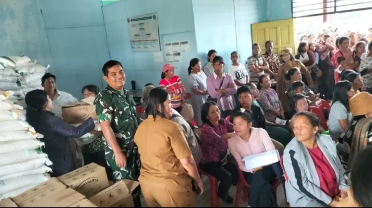 Babinsa Koramil 07/Salak Dampingi Penyaluran Bantuan Pangan untuk Warga