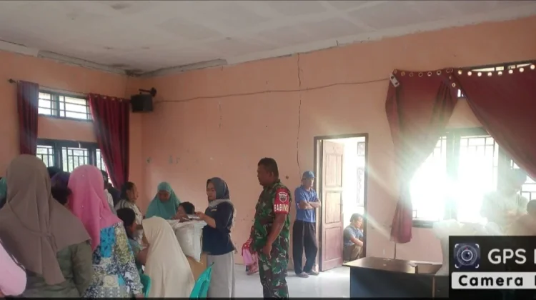 Babinsa 07/Salak Kawal Bantuan Pangan di Pakpak Bharat