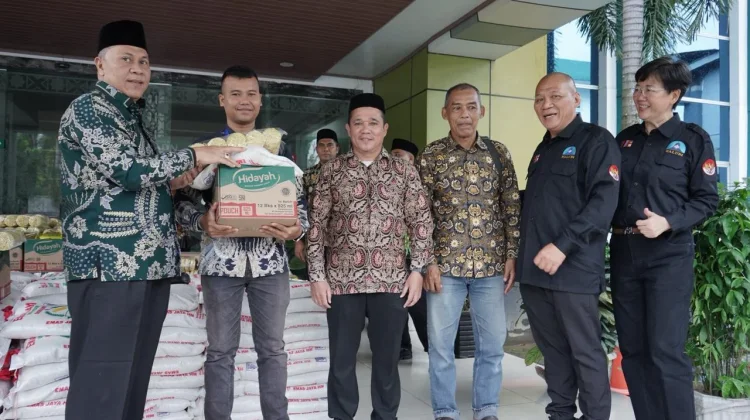 Kanwil Kemenag Sumut-Walubi Serahkan 300 Paket Bahan Pokok jelang Idulfitri