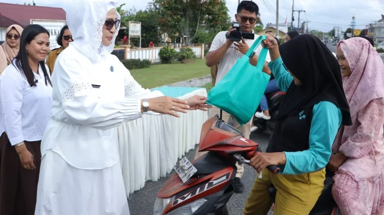 TP PKK dan DWP Simalungun Berbagi Takjil Ramadan