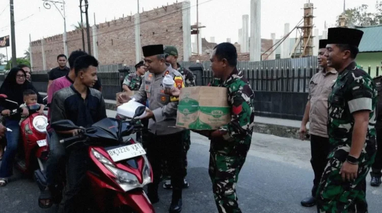 Dandim 0208 Asahan Bersama Forkopimda Berbagi Takjil