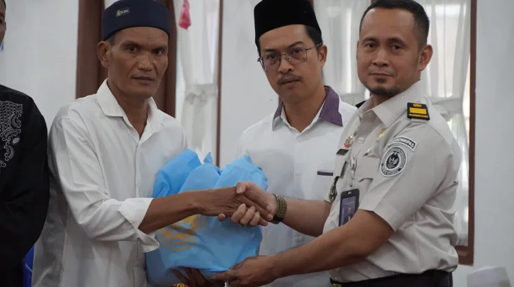 Menteri Imigrasi dan Pemasyarakatan Santuni 1.000 Bilal Mayit dan Najir Masjid