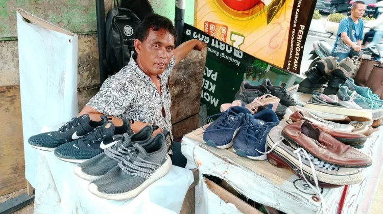 Penyambung Nyawa Alas Kaki, 15 Tahun Pak Tertib Menjahit Harapan