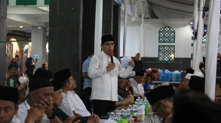 Rico Waas Apresiasi Buka Puasa 1.500 Jemaah di Masjid Al-Musabbihin