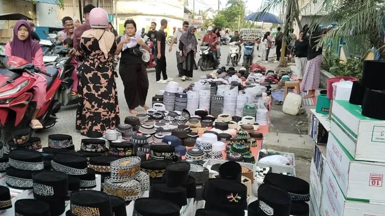 Tradisi Kopiah Baru Idulfitri, Pedagang Banjir Rezeki