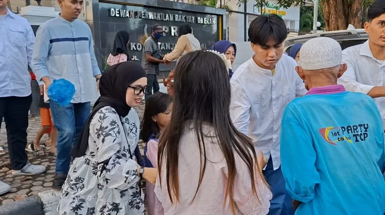Pemuda Peduli Sedekah Bagikan Makanan ke Pengguna Jalan
