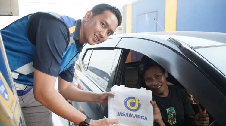Gelar Program Budaya Berbagi, Jasa Marga Bagikan 900 Paket Takjil di Ruas Tol Belmer
