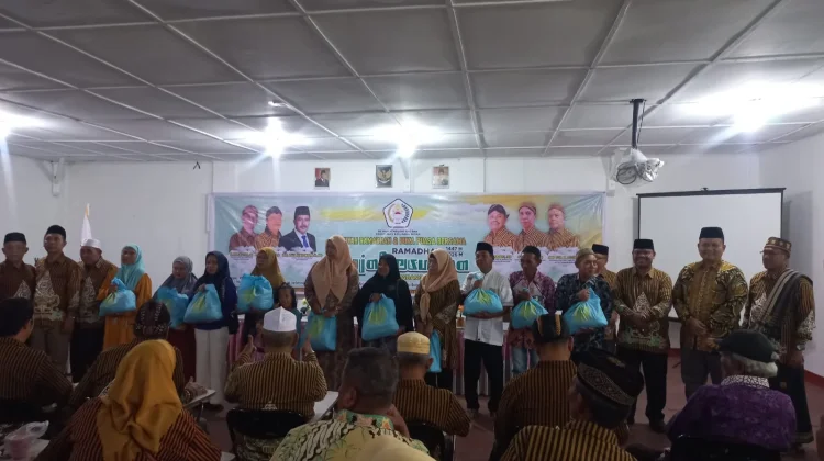 Menteri Imipas Salurkan Bansos Sembako bagi Masyarakat Padangsidimpuan