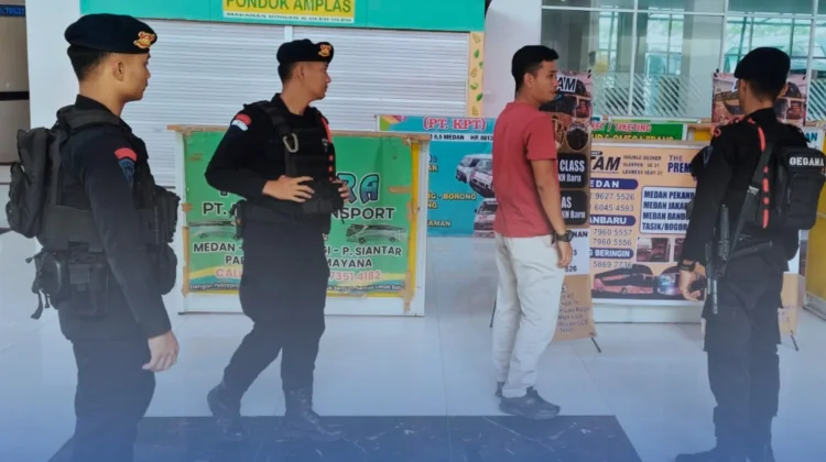 Brimob Polda Sumut Lakukan Pemantauan Keamanan di Terminal Amplas