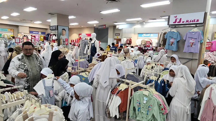 Seribu Anak Yatim Diajak Belanja Pakaian Lebaran di Ramayana Teladan Medan