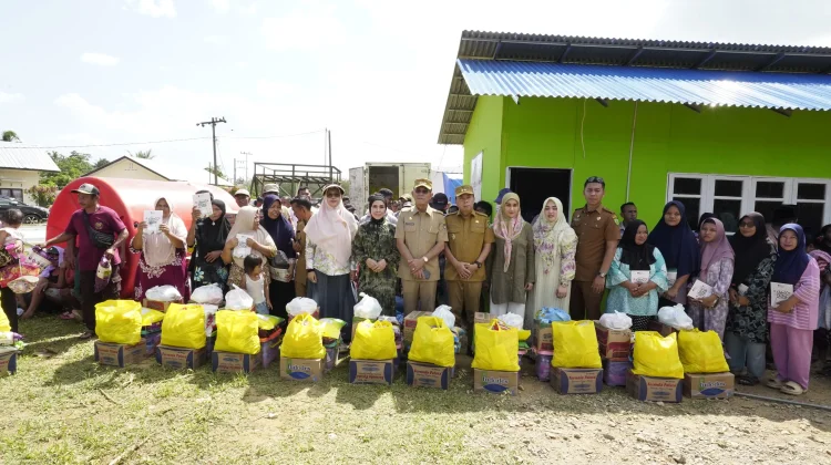 Serahkan Bantuan, Gus Irawan Minta Penghuni Huntara Simatohir Jaga Kebersihan