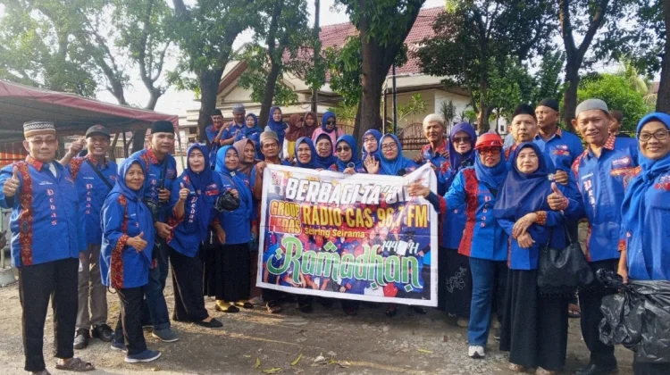 Komunitas Radio CAS Berbagi Ratusan Paket Takjil