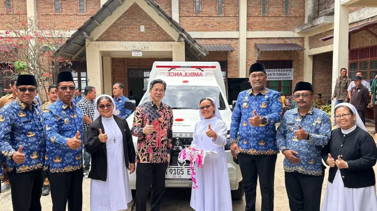 Konjen Jepang Hibahkan Ambulans untuk Warga Habinsaran, Kabupaten Toba