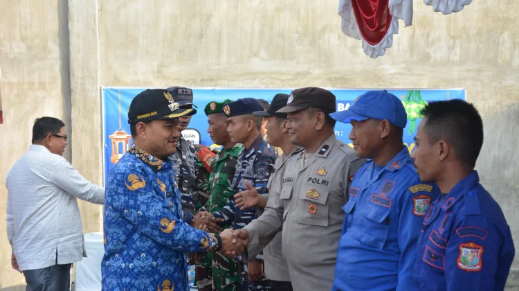 Forkopimda Serahkan Bingkisan Petugas Pospam Lebaran