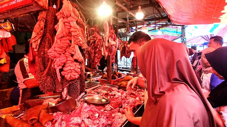 Pasar Sei Sikambing Medan Dipadati Warga Jelang Idulfitri