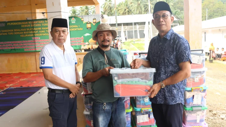 Bupati Tapsel Salurkan Zakat Mal ke Huntara Simarpinggan