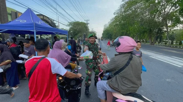 Kodim 0208 Asahan Berbagi Takjil kepada Masyarakat