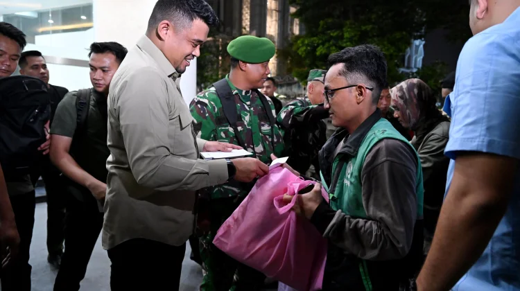 Presiden Prabowo Bagikan 2.500 Bingkisan di Malam Idulfitri