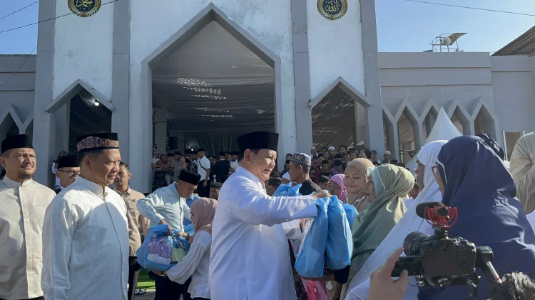 Presiden Prabowo Salat Idulfitri di Huntara Aceh Tamiang, Tinjau Pemulihan