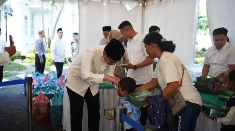 Wali Kota Medan Bagikan Santunan dan Gelar Halal Bihalal
