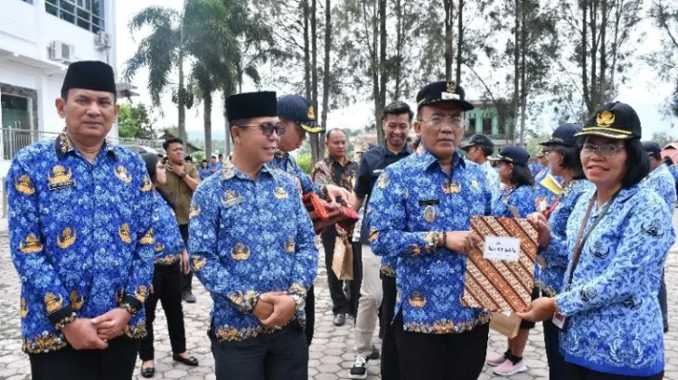 Wabup Samosir Serahkan SK Pensiun 40 PNS