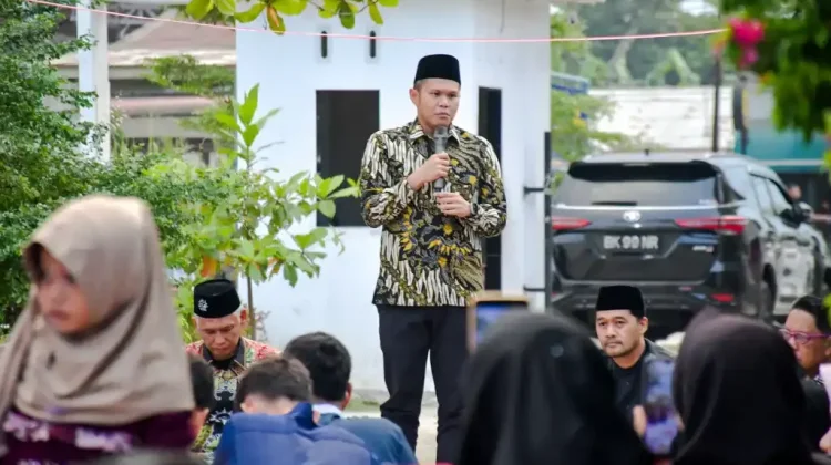 Wabup Adlin Serahkan Beasiswa saat Buka Puasa Bersama