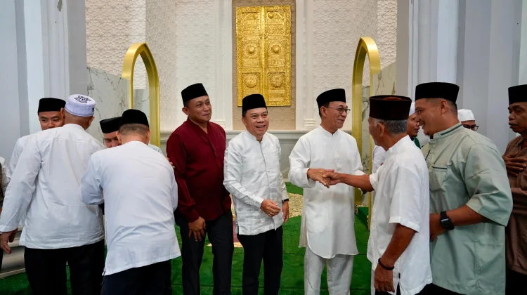 Bupati Tapsel Melaksanakan Sholat Idulfitri di Masjid Syahrun Nur Sipirok