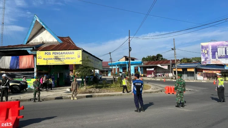 Babinsa 04/Tigalingga Siaga Penuh di Simpang Salak Jaga Keamanan Lebaran