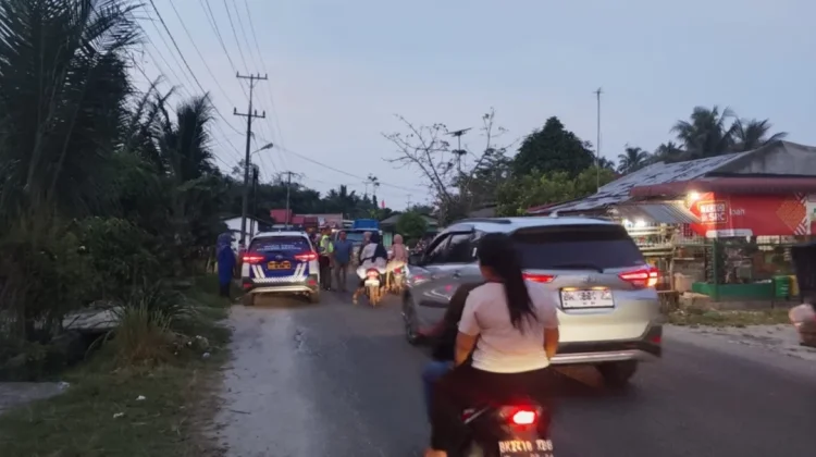 Polri Sigap Bantu Pengunjung Wisata  di Pantai Cermin