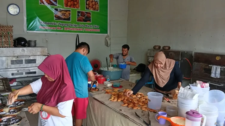 Manisnya Cuan Bolu Ikan Tradisional, Kisah Nengsih Tembus Pasar Luar Kota