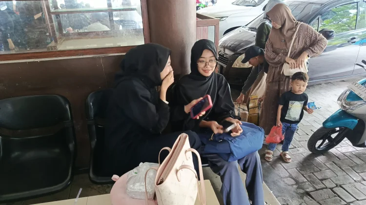 Mahasiswa Berebut Bus saat Arus Balik di Medan