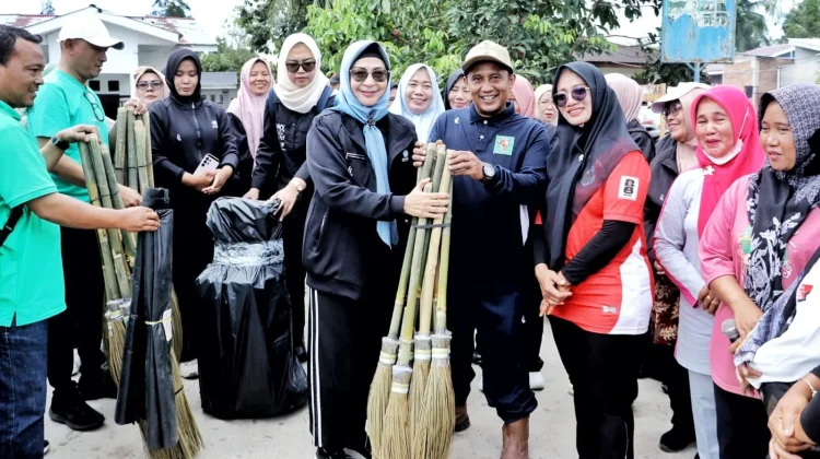 TP PKK Simalungun Gelar Bersih Desa Sambut Lebaran